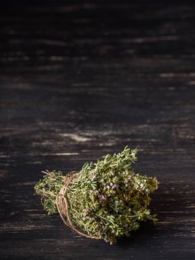 yakın çekim yeşil kuru otlar siyah ahşap masa üzerinde demet