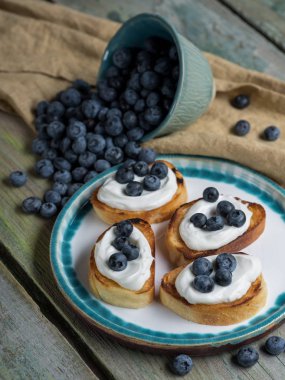 Meyve Bruschetta yayılmış peynir, taze çilek, ceviz ve bir sır bir ışık ahşap arka plan bal ve meyve sosu ile