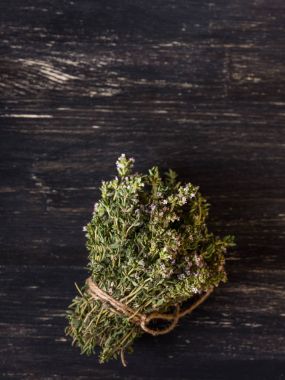 yakın çekim yeşil kuru otlar siyah ahşap masa üzerinde demet