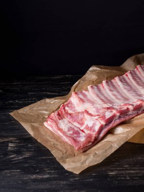 Parşömen kağıdı arka plan üzerinde çiğ dana kaburga Close-Up