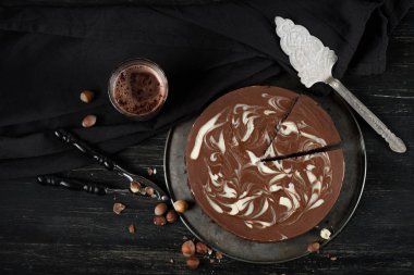 ahşap masa üzerinde fındık kraker ile metal tepsi üzerinde fındık ile lezzetli çikolatalı kek Close-Up 