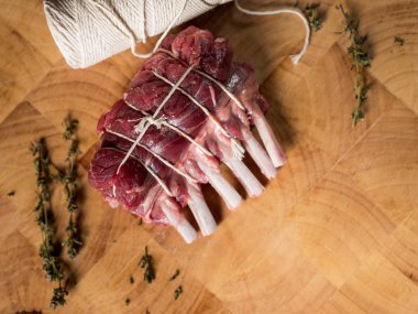 Tablo arka plan üzerinde ahşap tahta üzerinde baharatlar ile ham örme dana kaburga Close-Up