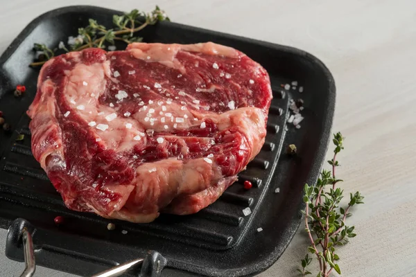 Steak Cru Préparé Pour Cuisson Sur Une Poêle Griller Avec — Photo