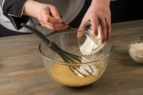 Tatlı Malzemelerle Cook Tarafından Yemek Ahşap Masa Arka Plan Üzerinde — Stok fotoğraf