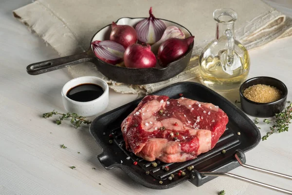 Tatarský Biftek Grilovací Pánvi Bylinkami Kořením Ingredience Marinády Recept Vaření — Stock fotografie