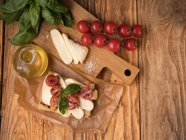 Close Delicioso Sanduíche Com Queijo Mussarela Tomate Pergaminho Com Azeite — Fotografia de Stock