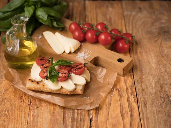 Close Delicioso Sanduíche Com Queijo Mussarela Tomate Pergaminho Com Azeite — Fotografia de Stock