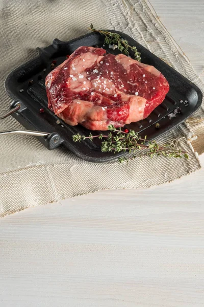 Kırmızı Biftek Izgara Pan Otlar Baharatlarla Marine Sosu Malzemeler Ile — Stok fotoğraf