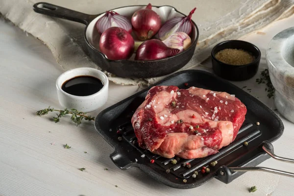 Bistecca Cruda Sulla Griglia Con Erbe Aromatiche Spezie Ingredienti Marinata — Foto Stock