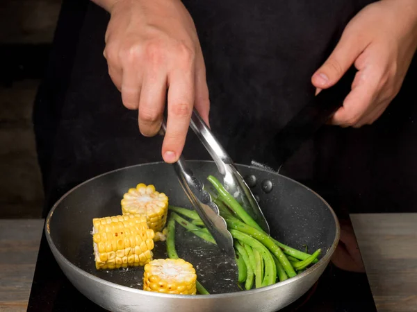 Крупним Планом Чоловічі Руки Смажені Овочі Металевій Сковороді — стокове фото