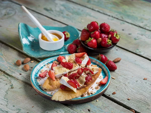 Smörgåsar Med Jordgubbar Ost Camembert Brie Nötter Och Honung Hela — Gratis stockfoto