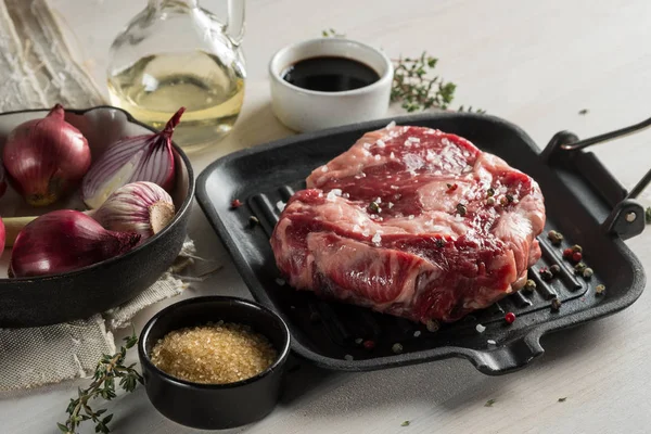Gros Steak Sur Une Poêle Griller Avec Des Herbes Des — Photo