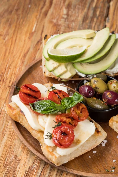 Nahaufnahme Von Leckeren Sandwiches Auf Holzbrett — Stockfoto