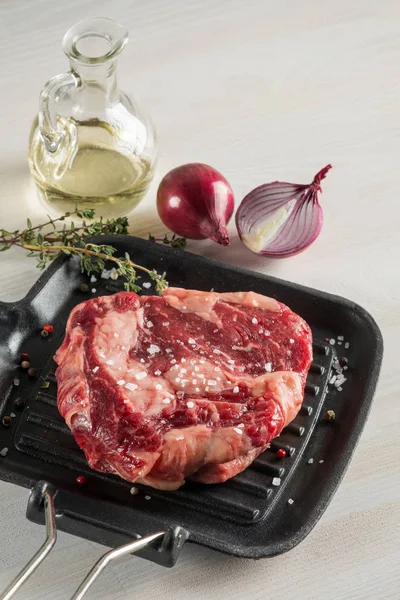 Bistecca Carne Sulla Griglia Con Erbe Aromatiche Spezie Marinata Ingredienti — Foto Stock
