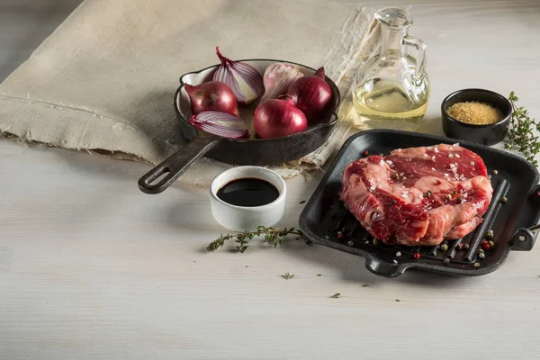 Čerstvý Steak Gril Pánev Bylinkami Kořením Ingredience Marinády — Stock fotografie