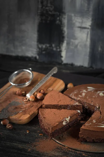 Närbild God Choklad Kaka Metall Bricka Med Köksutrustning Träbord — Stockfoto