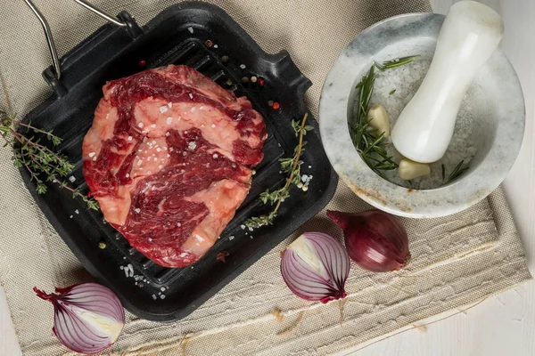 Verse Steak Grill Pan Met Kruiden Specerijen Marinade Ingrediënten Horizontale — Stockfoto