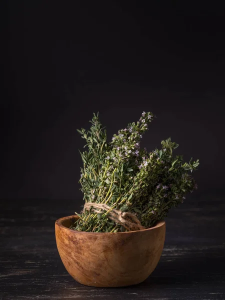 Közeli Kép Fekete Asztal Fából Készült Bowl Zöld Száraz Gyógynövények — Stock Fotó