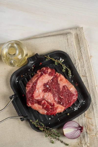 Čerstvý Steak Gril Pánev Bylinkami Kořením Ingredience Marinády Vodorovná Plochá — Stock fotografie