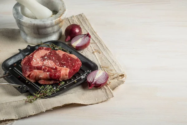 Bifteck Cru Sur Une Poêle Griller Avec Des Herbes Des — Photo