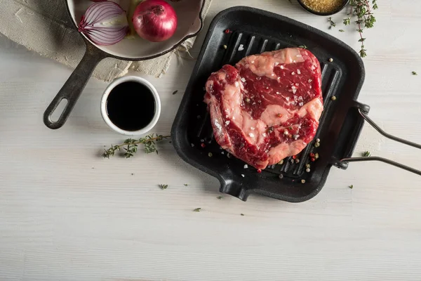 Biftek Yemek Tarifi Yemek Kitabı Gıda Fotoğraf Beyaz Tahta Arka — Stok fotoğraf