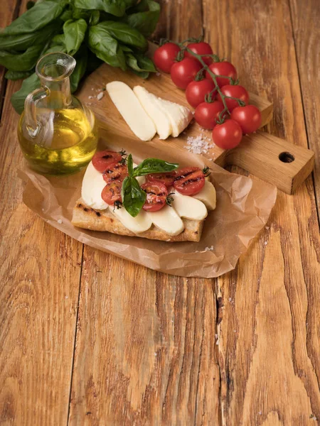 Close Delicioso Sanduíche Com Queijo Mussarela Tomate Pergaminho Com Azeite — Fotografia de Stock