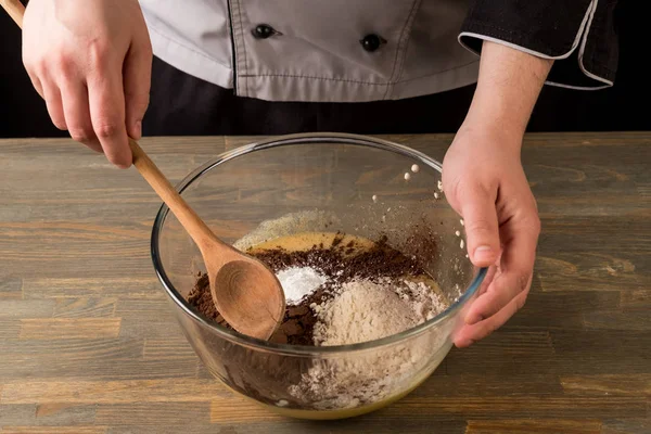 Приготування Шоколадного Десерту Інгредієнтами Приготованими Руками Дерев Яному Фоні Столу — стокове фото
