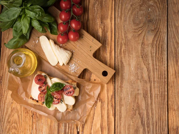 Close Delicioso Sanduíche Com Queijo Mussarela Tomate Pergaminho Com Azeite — Fotografia de Stock