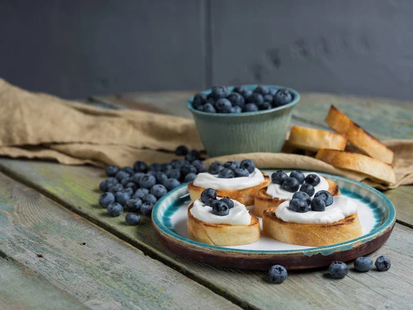 Bruschetta Lezat Dengan Blueberry Dan Keju Dengan Latar Belakang Kayu — Stok Foto
