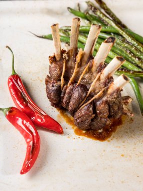 iştah açıcı dana kaburga Izgara kuşkonmaz ve biber beyaz tabakta Close-Up