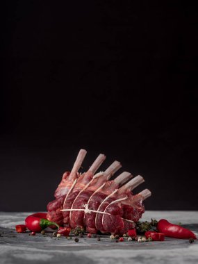 Tablo arka plan üzerinde kırmızı sıcak biber ile ham örme dana kaburga Close-Up 