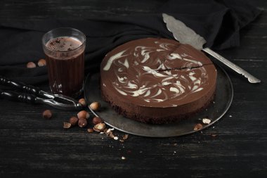 ahşap masa üzerinde metal tepsi üzerinde çikolatalı kek Close-Up 