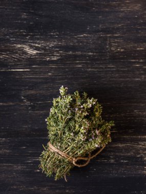 yakın çekim yeşil kuru otlar siyah ahşap masa üzerinde demet