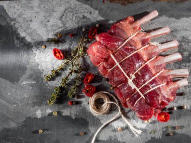 ham örme dana kaburga ile baharat gri masada Close-Up