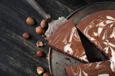 lezzetli çikolatalı kek pişirme spatula ahşap masa üzerinde metal tepsi Fındıklı Close-Up 