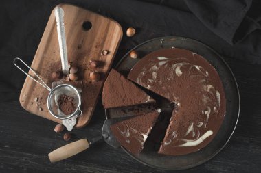 spatula ahşap tahta üzerinde çikolatalı kek lezzetli parça Close-Up