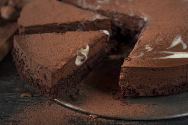 ahşap masa üzerinde metal tepsi lezzetli çikolatalı kek Close-Up 