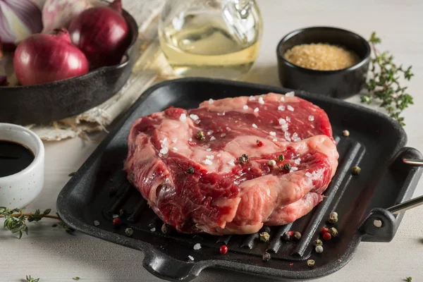 Hovězí Steak Gril Pánev Bylinkami Kořením Ingredience Marinády — Stock fotografie