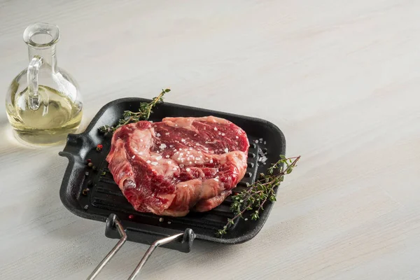 Tatarský Biftek Připravené Vaření Pánev Bylinkami Kořením Marináda Ingredience — Stock fotografie