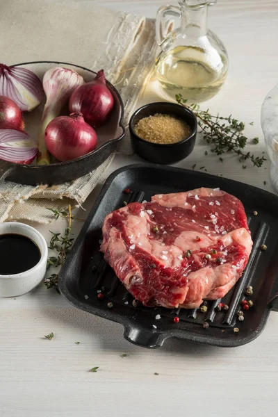 Steak Frais Sur Une Poêle Griller Avec Des Herbes Des — Photo