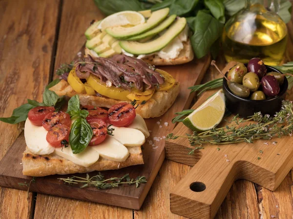 Close Delicious Sandwiches Set Olives Wooden Board — Free Stock Photo