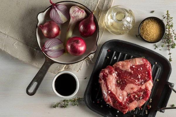 新鮮なハーブやスパイスのマリネ成分とグリル鍋ステーキ  — 無料ストックフォト