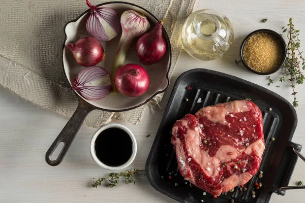 Čerstvý Steak Gril Pánev Bylinkami Kořením Ingredience Marinády — Stock fotografie zdarma