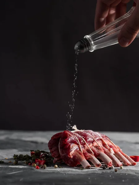 Close Sal Mão Masculino Bruto Costelas Carne Malha Com Especiarias — Fotografia de Stock