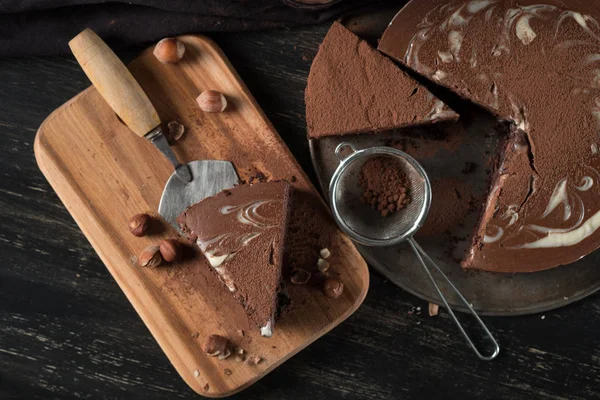 Närbild Välsmakande Bit Chokladkaka Träskiva Med Köksutrustning Bord — Stockfoto