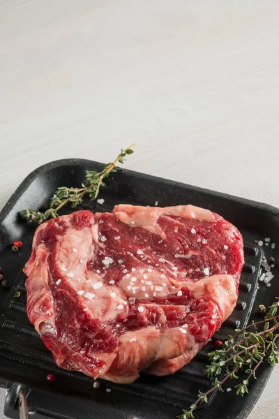 Rood Vlees Grill Pan Met Kruiden Specerijen Marinade Ingrediënten Biefstuk — Stockfoto