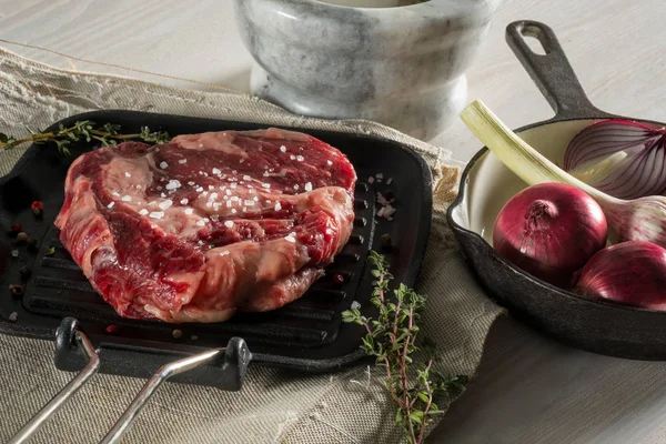 Bistecca Manzo Invecchiata Sulla Griglia Con Erbe Aromatiche Spezie Marinata — Foto Stock