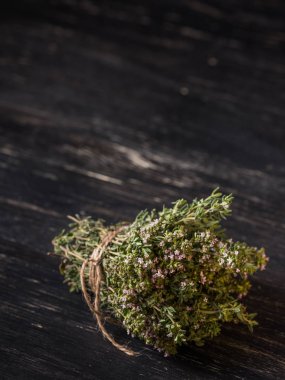 yakın çekim yeşil kuru otlar siyah ahşap masa üzerinde demet