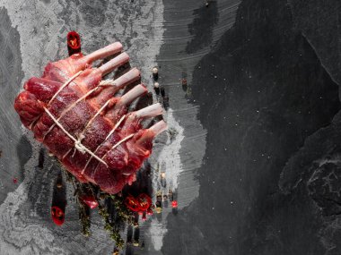 ham örme dana kaburga ile baharat gri tablo arka plan üzerinde Close-Up 