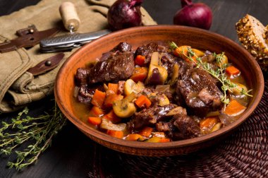 Karelya güveç et ve sebze pişmiş. Gıda arka plan